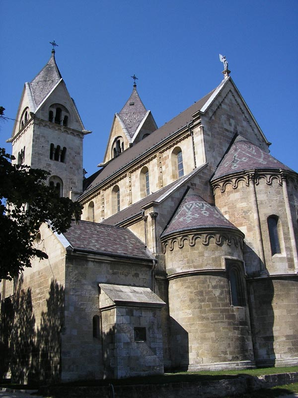 Bemutatjuk Magyarország középkori építészetének egyik legszebb alkotását - a lébényi templom