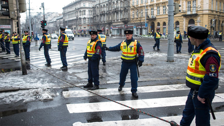 Rendőrök a lezárt Bajcsy-Zsilinszky úton - MTI Fotó: Marjai János