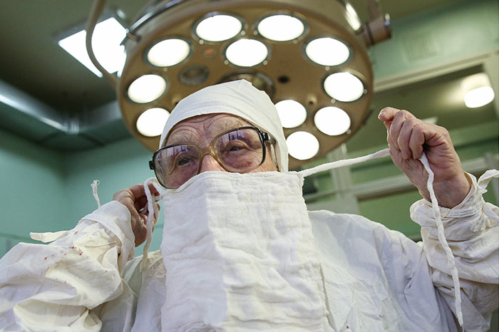 A világ legidősebb sebész orvosa egy 89 éves néni, akinek esze ágában sincs nyugdíjba menni