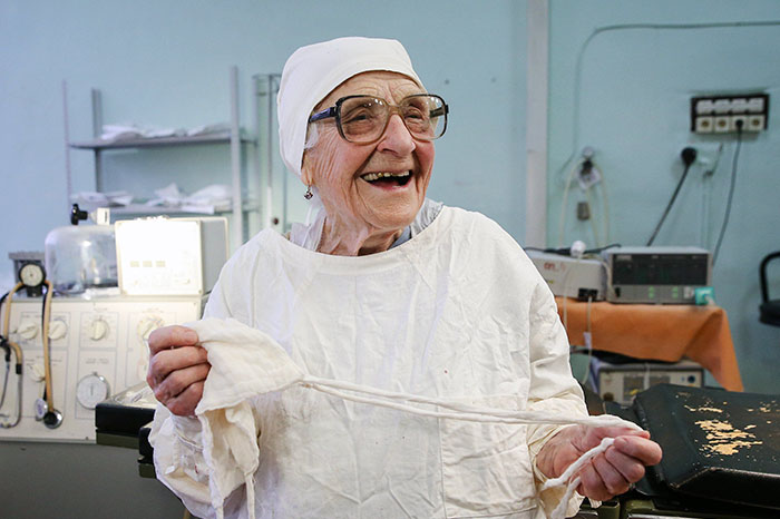 A világ legidősebb sebész orvosa egy 89 éves néni, akinek esze ágában sincs nyugdíjba menni