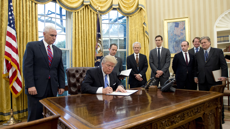 Az ominózus fotó: Trump csupa férfi körében korlátozza az abortusszal kapcsolatos felvilágosításra szánt pénzeket
