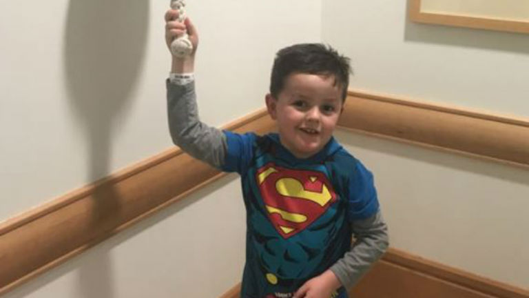 Képtelenség meghatódás nélkül nézni az utolsó kemoterápiáját ünneplő kisfiút