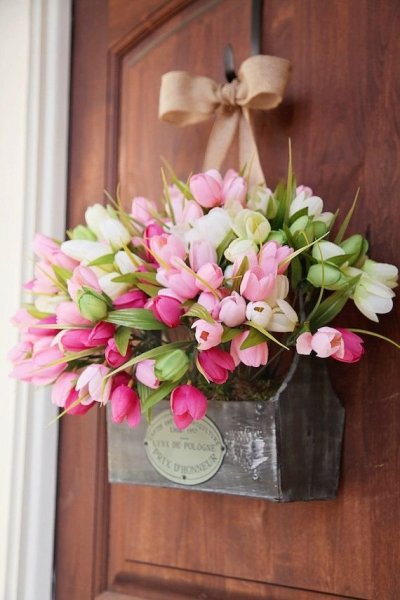 Igaz, a tulipánokra még várnunk kell, de ha szeretnél egy igazán menő ajtókopogtatót, akkor irány a virágüzlet! Már egy csokor tulipánnal feldobhatod a bejáratot!
