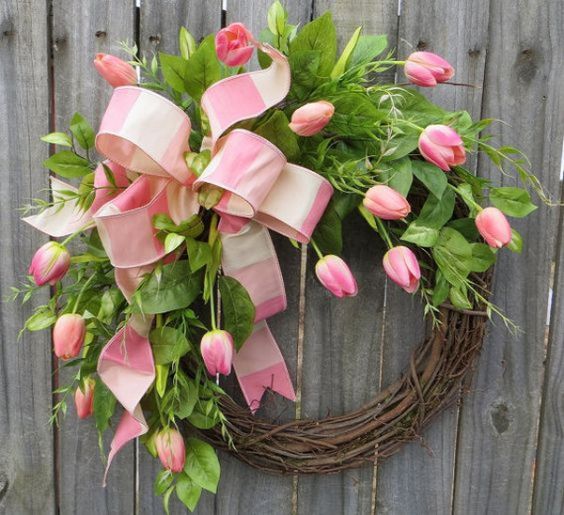 Egyszerűen meseszép! Vázában, ajtókopogtatóként, fa alapra fűzve. Mindenhogy! A tulipán a tavaszi dekorációk jolly jokere!