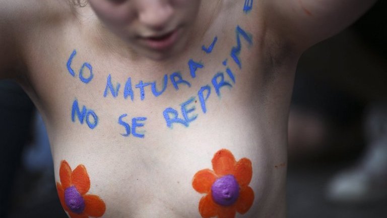 Félmeztelen nők tüntettek a topless-napozás tilalma ellen