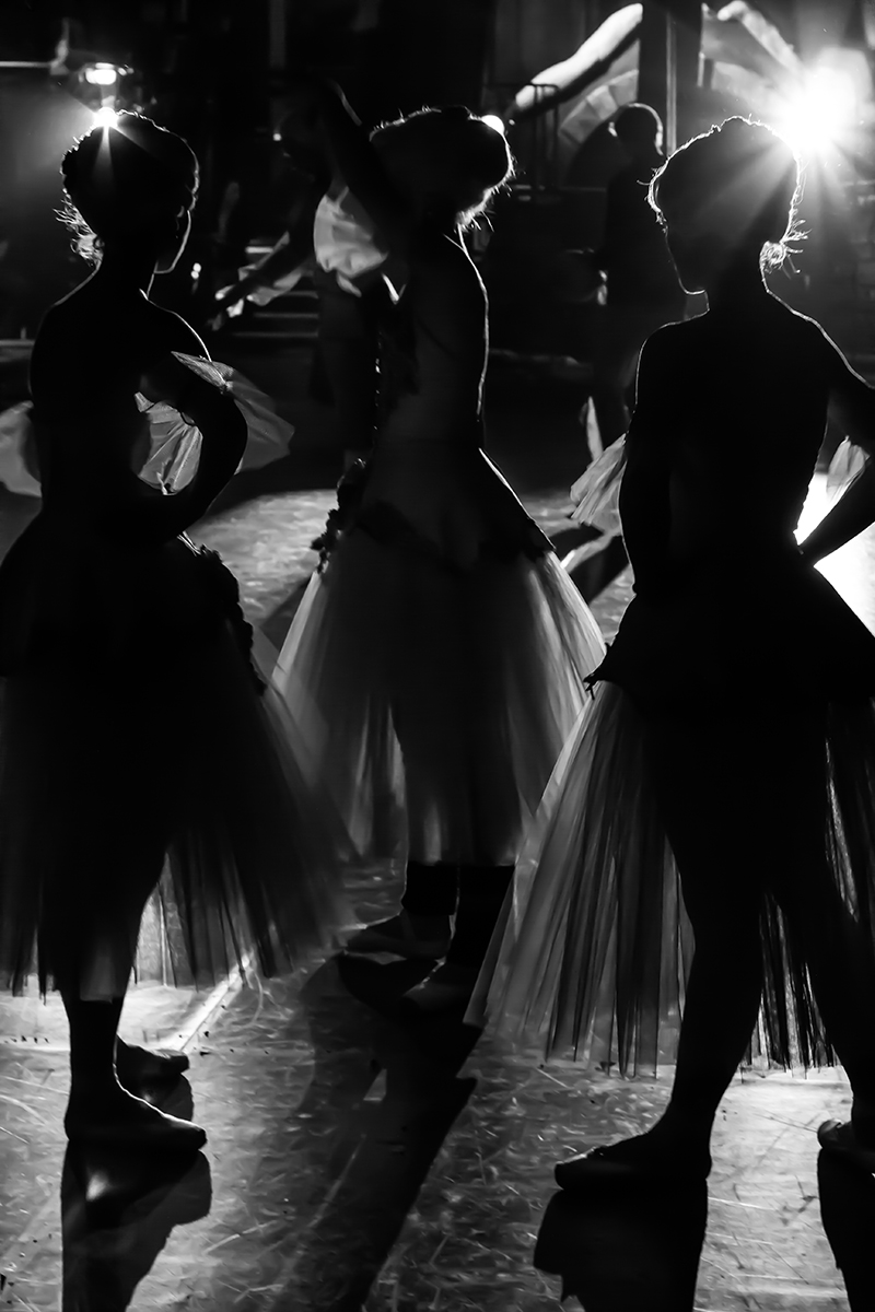 Az Operaház kulisszái mögé visznek Darab Dénes balett-táncos fotói