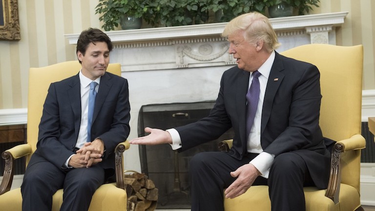 Azonnal mém lett a Trump kinyújtott kezére megvetően pillantó kanadai elnökből
