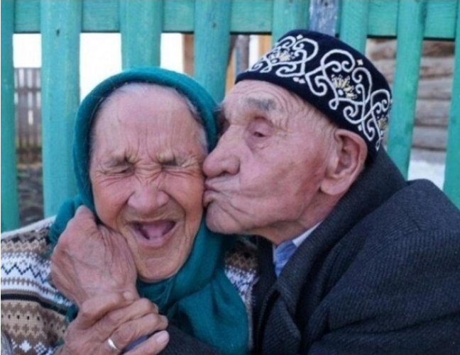 10 gyönyörű fotó, ami bizonyítja, hogy a szerelem nem ismer (kor)határokat!