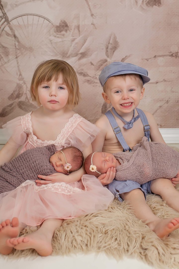 Leolvad az internet az újszülött ikrek és testvéreik fotójától 