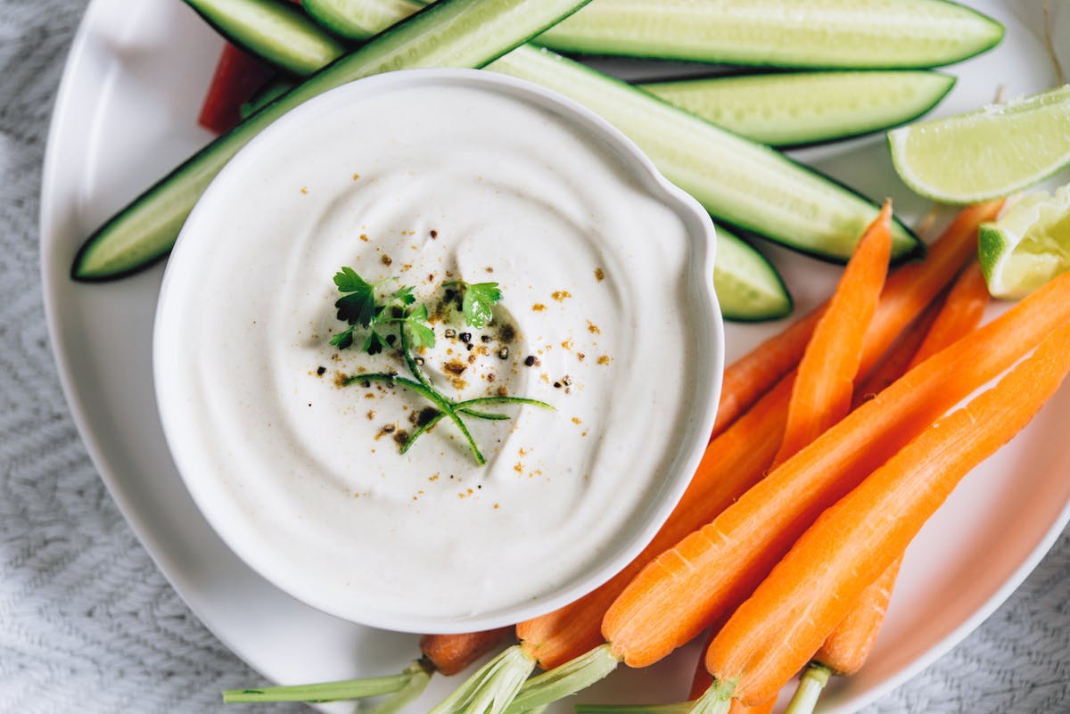 Szuperegyszerű joghurtos mártogatós, amivel feldobhatod a zöldségeket
