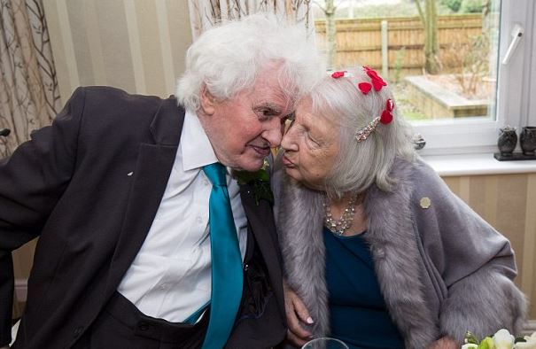 89 évesen hozzáment a hajléktalanhoz, akivel 40 éve találkozott először 