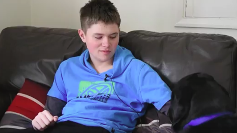 Így változtatta meg az autista kisfiú életét segítő kutyája