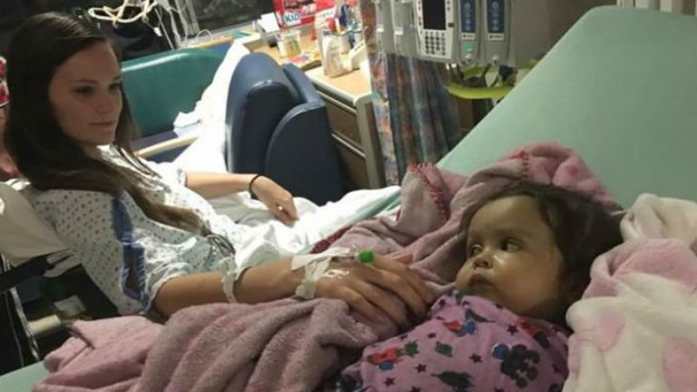 Bébiszitterétől kapott életmentő szervet a 9 hónapos kislány 