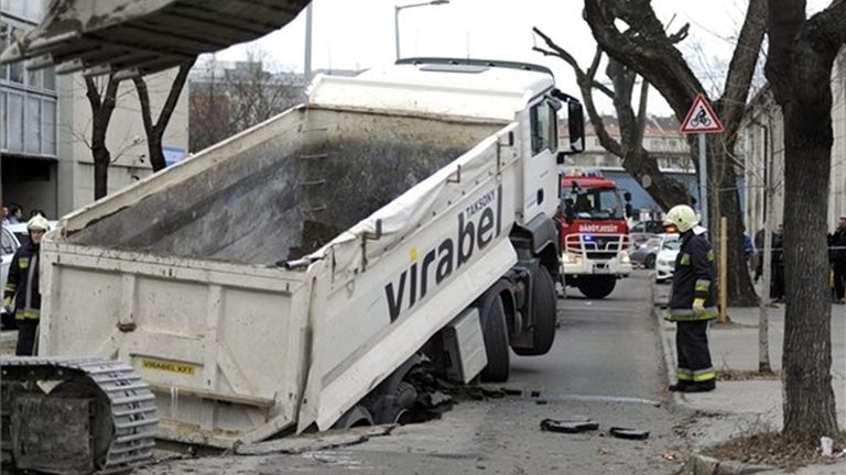 Teherautót nyelt el a föld Budapesten - fotók