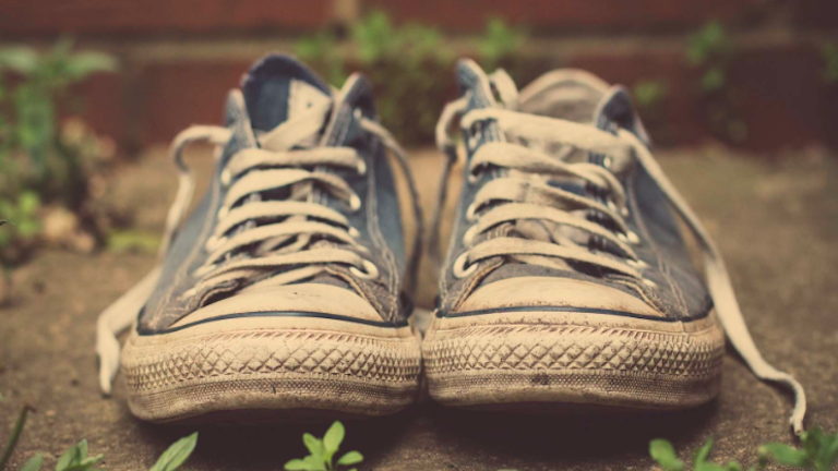 4 trükk, amivel újjá varázsolhatod a régi, koszos tornacipőd