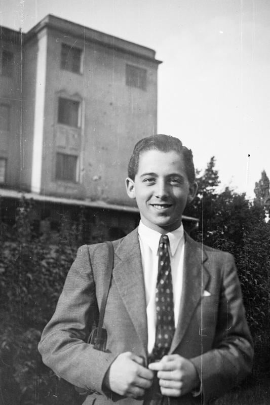 Bauer Sándor fotóriporter, a Vendéglátás c. lap munkatársa (1947)
