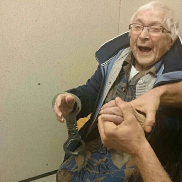 Lecsukatta magát a 99 éves néni, mert mindig is erre vágyott