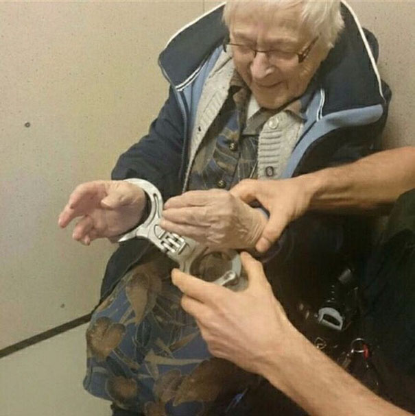 Lecsukatta magát a 99 éves néni, mert mindig is erre vágyott