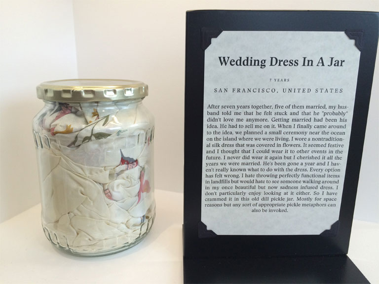 Menyasszonyi ruha befőttesüvegben - csak egy a zátonyra futott kapcsolatok múzeumának kiállítási tárgyai közül (Fotó: Tumblr)
