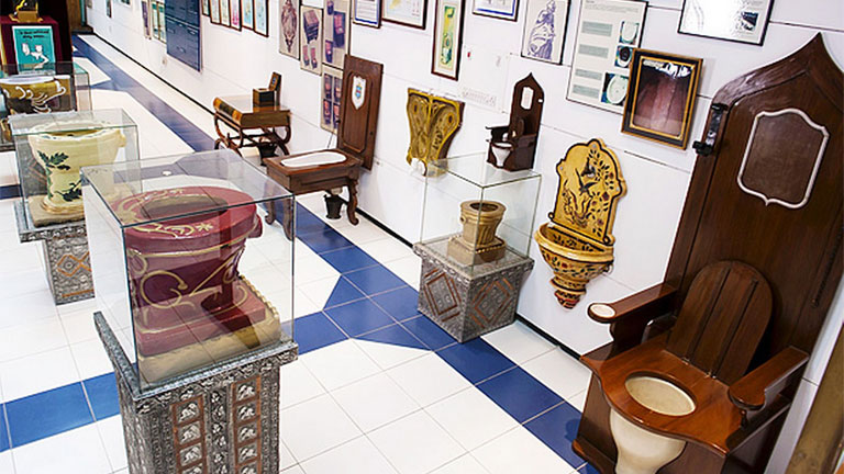 A legegyszerűbbtől a legdíszesebbig mindenféle vécé látható az indiai toalettmúzeumban (Fotó: Sulabh Toilet Museum)