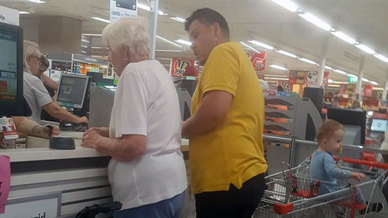 Kifizette a bevásárlást az idős asszonynak, akinek nem működött a kártyája