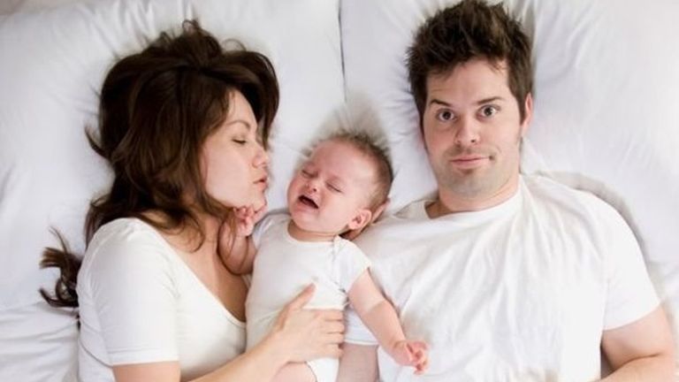 Az anyák sokkal kevesebbet alszanak, mint az apák egy új kutatás szerint