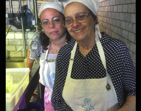 Csak nagymamákat alkalmaznak a New York-i étteremben