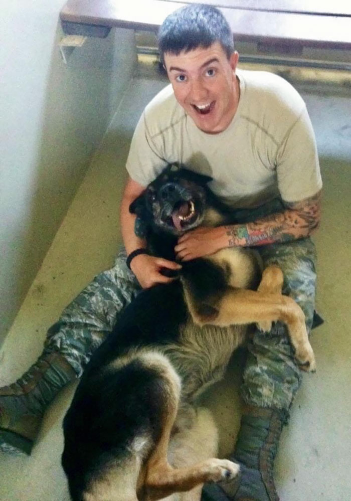 Az utolsó pillanatig kitartott szolgálati kutyája mellett a katona