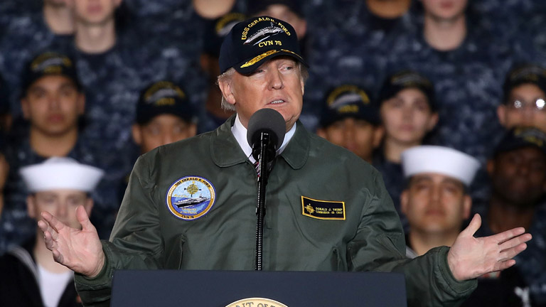 Donald Trump a USS Gerald R. Ford repülőgép-anyahajó fedélzetén