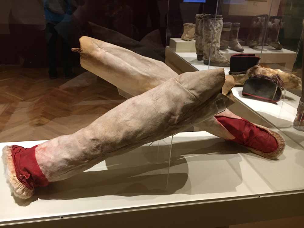 Vérbosszúcipő és halbőrből készült csizma
