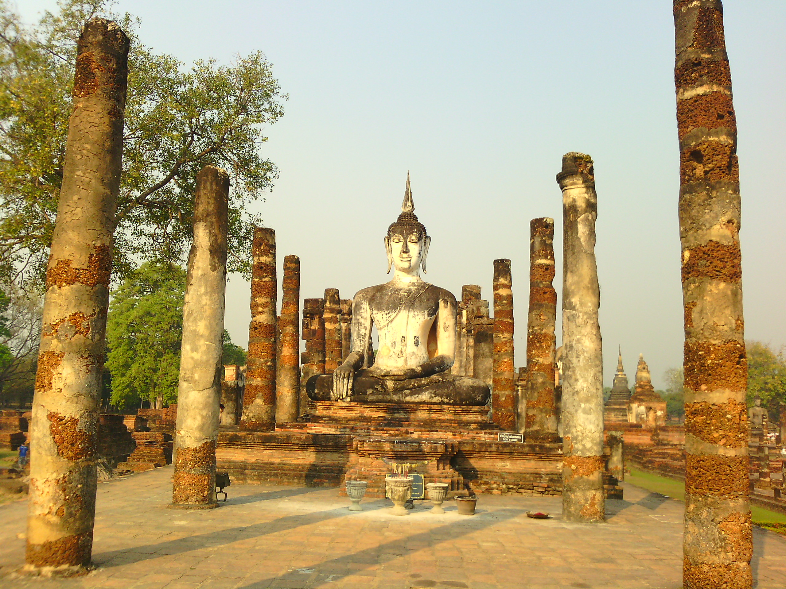 Letűnt ősi romok és ragyogó aranyozott kegyhelyek - Thaiföld 10 legszebb temploma