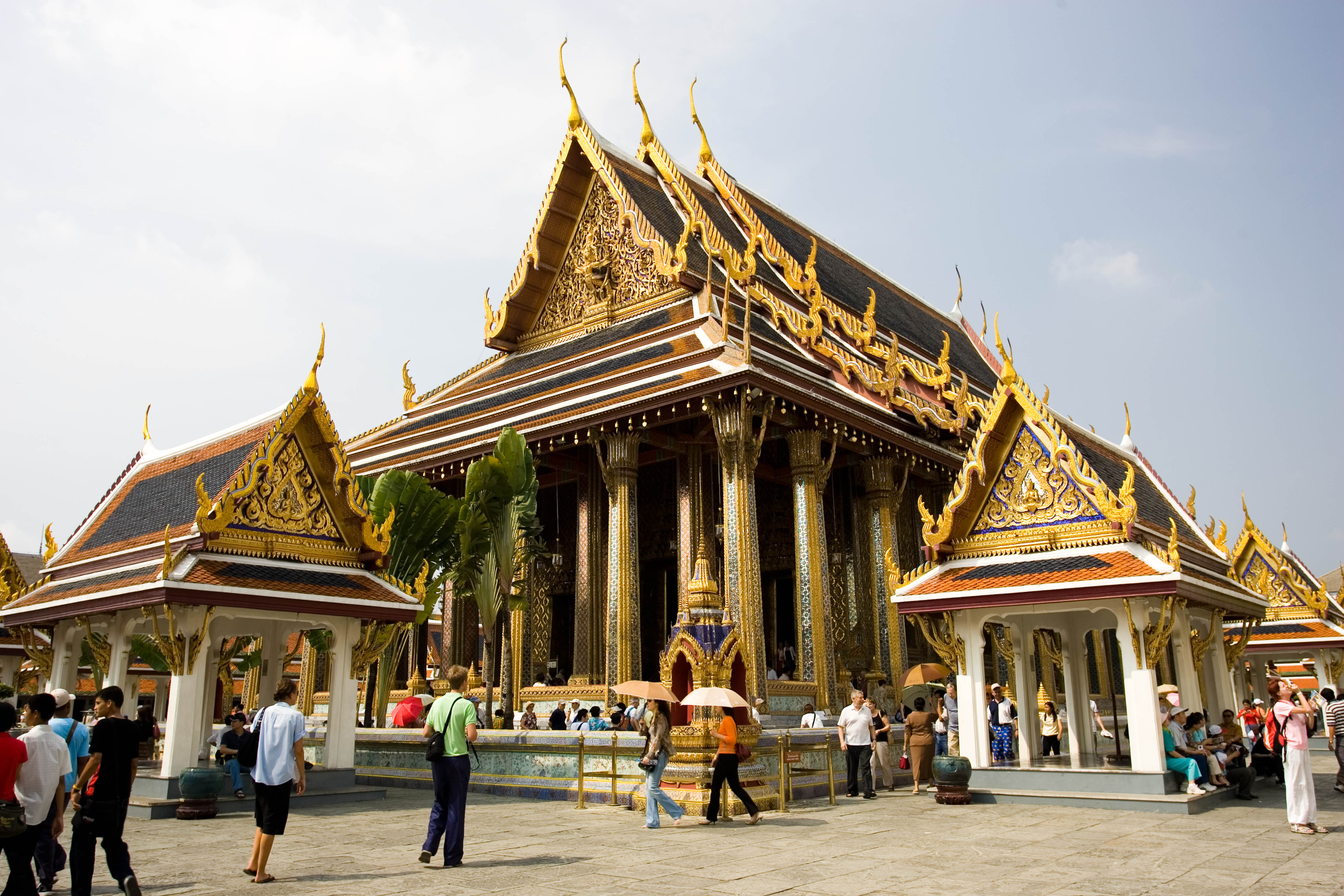 Letűnt ősi romok és ragyogó aranyozott kegyhelyek - Thaiföld 10 legszebb temploma