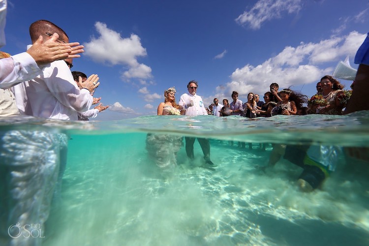 Így néz ki egy esküvő a Karib-tenger közepén!