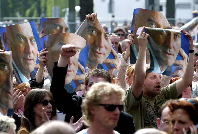 Pim Fortuynra emlékező holland demonstrálók 2002-ben