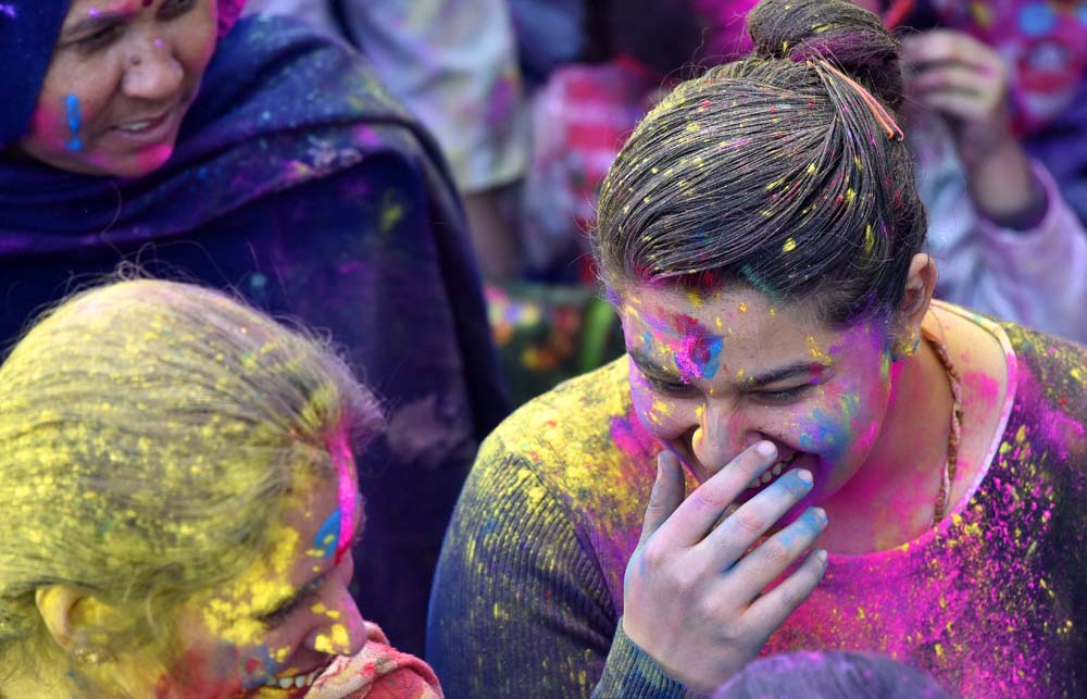 Épp most zajlik a világ legnagyobb color partyja - képek az idei Holi Fesztiválról