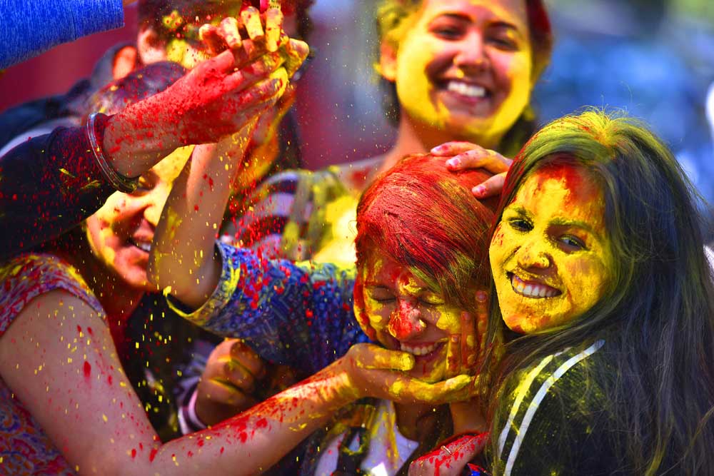 Épp most zajlik a világ legnagyobb color partyja - képek az idei Holi Fesztiválról