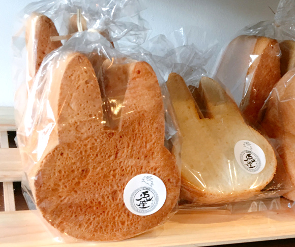 A nyuszifül-alakú kenyér az új japán őrület