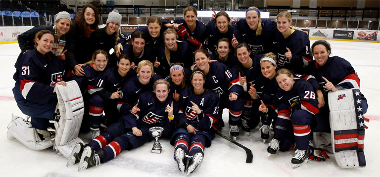 Az amerikai női hokiválogatott a 2015-ös világbajnokság győzteseként (Fotó: usawomenshockey.com)