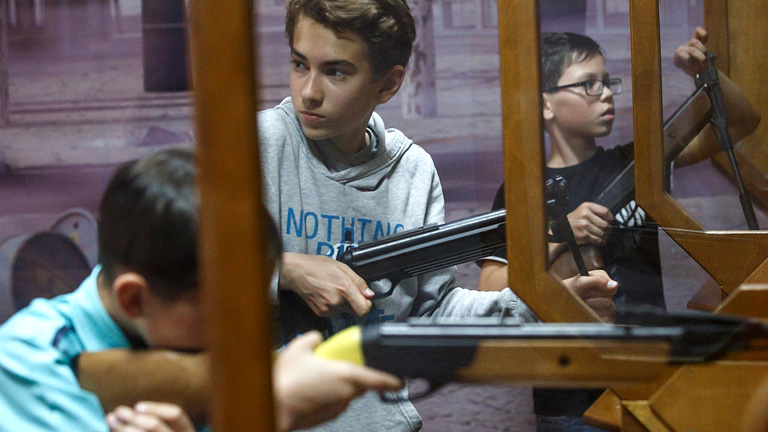 A kormány ráncba szedi az ifjúságot, még fegyvert is adnak az iskolások kezébe