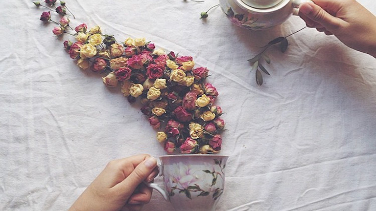 Óvatosan tartsd a csészét, kiömlenek a virágok!