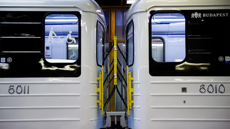 Újra forgalomban a felújított metrószerelvény