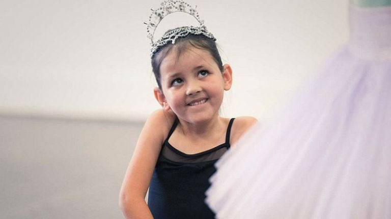 Hetedik szülinapján teljesült az izomsorvadásos kislány álma: balerina lett