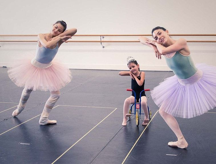 Hetedik szülinapján teljesült az izomsorvadásos kislány álma: balerina lett