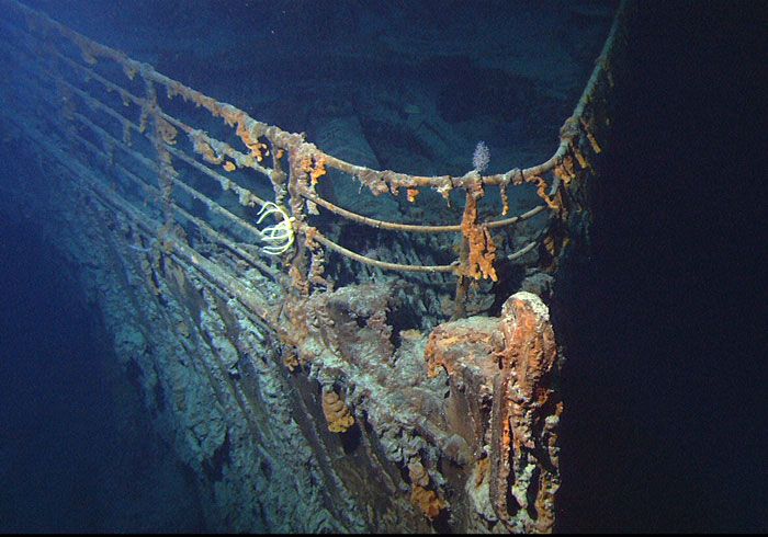 A Titanic orra a hullámsírban