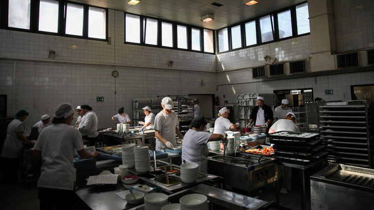 Menekültek, nyugdíjasok és fogyatékosok főznek a magyar cég konyháján