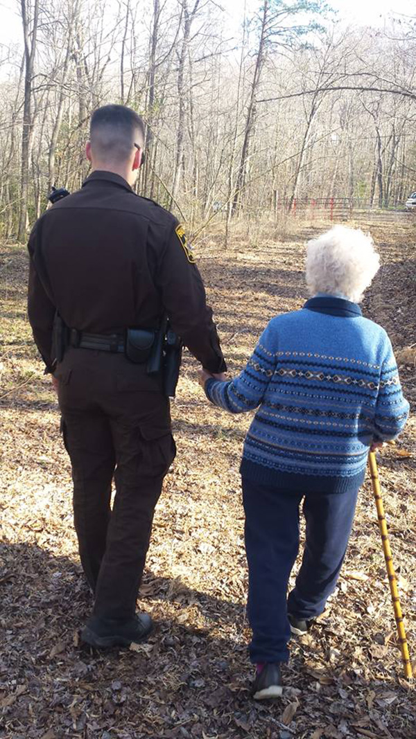 Rendkívüli dolgot tettek a rendőrök a 81 éves, demenciában szenvedő néniért