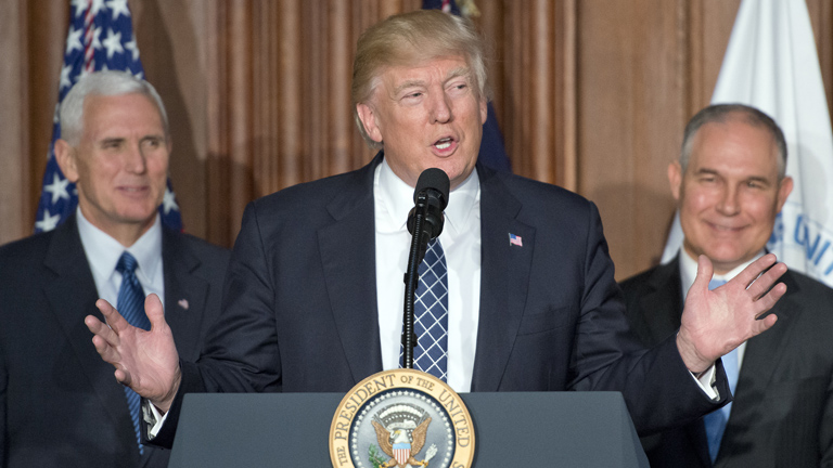 Donald Trump sajtótájékoztatót tart a rendelet aláírását követően, Mike Pence alelnök (b.) és Scott Pruitt (j.) EPA-vezér társaságában