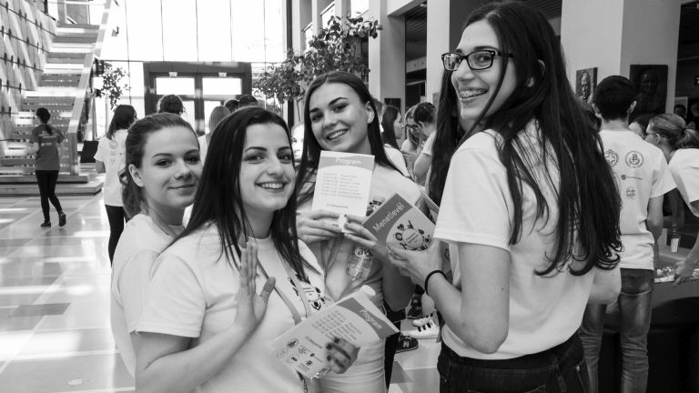 Önkéntes orvostanhallgatók segítenek a magyar középiskolásoknak