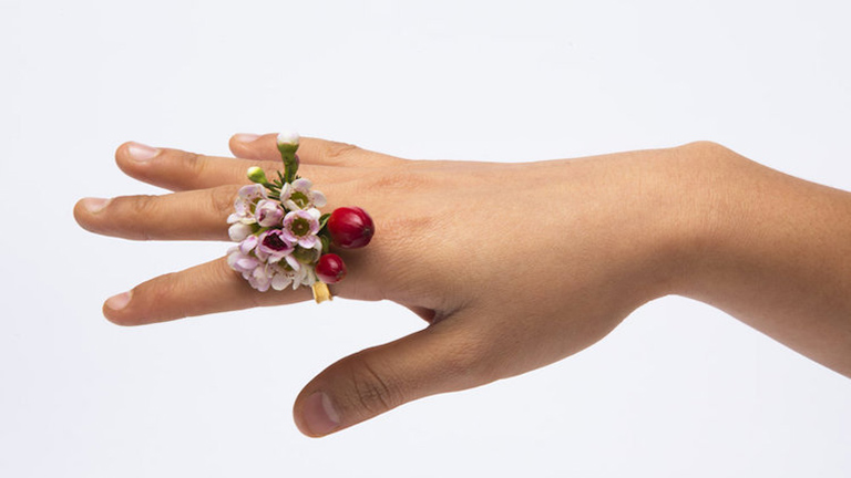 Különleges gyűrűk: virágcsokrok az ujjaidon
