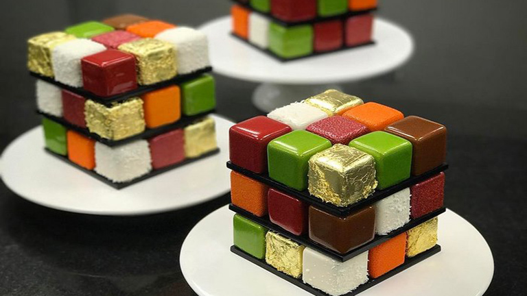 Elképesztő Rubik-kocka tortákat készít egy francia cukrász